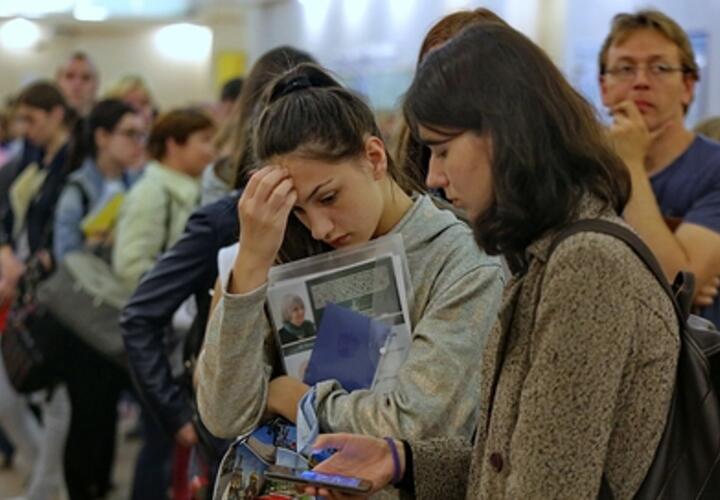 Поколение Z имеет повышенную эмоциональную чувствительность и слишком высокие требования к зарплате, выяснили аналитики  Компании столкнулись с таким явлением как джоб-хоппинг – это добровольная текучесть кадров.  Исследователи выяснили, что у людей, рожденных в 2000-2010 годах, так называемое поколение Z, слишком высокие требования к вознаграждению при недостаточных знаниях и навыках с точки зрения работодателя  88% опрошенных .  Также, зумеры быстро теряют интерес к работе  82% . 56% таких работников эмоционально чувствительны, еще 44% – имеют клиповое мышление, рассказывают «Ведомости», ссылаясь на директора группы оказания услуг в области управления персоналом и налогообложения физлиц Kept Ольгу Жирову.   Подписаться.