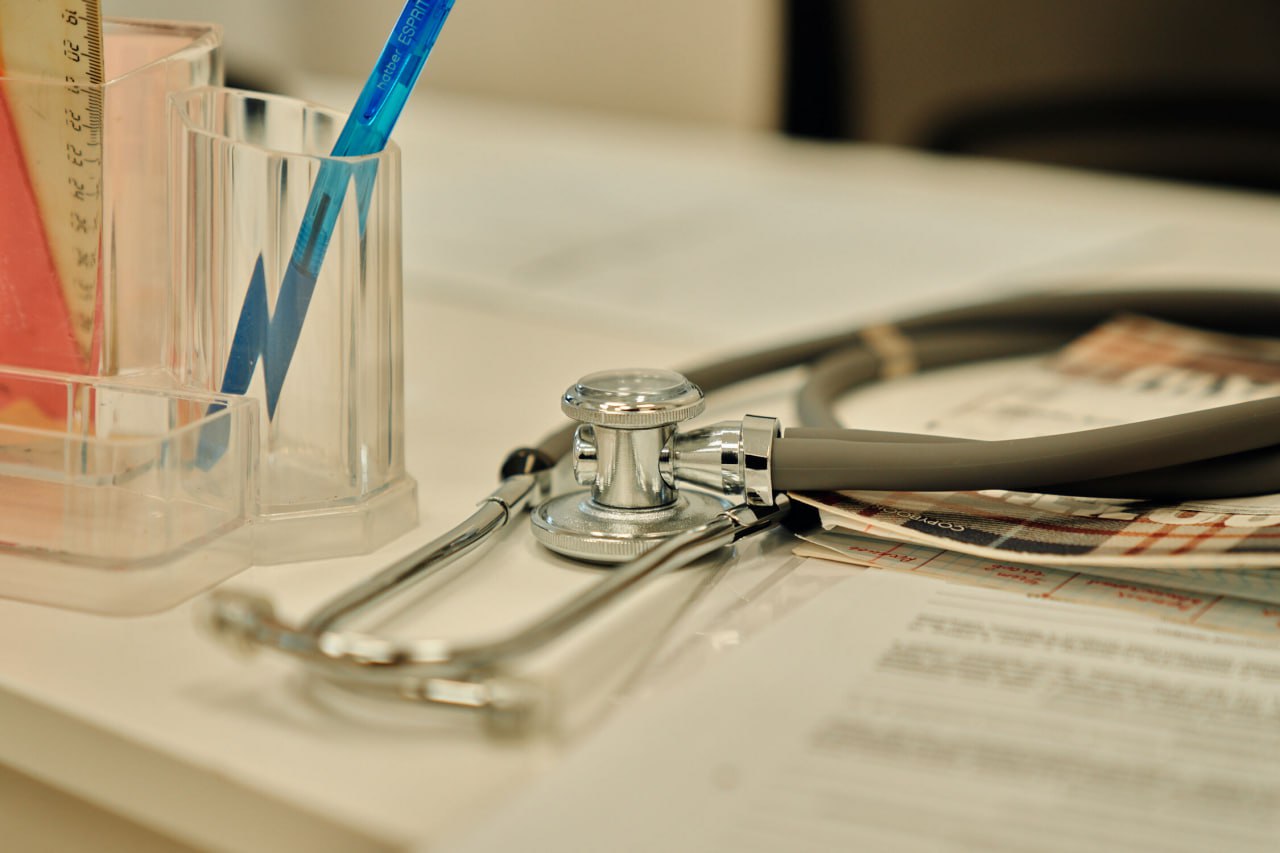 Врачи медучреждений Тюменской области лидеры всероссийского рейтинга удовлетворенности пациентов В России составили рейтинг регионов по удовлетворенности пациентов медицинской помощью в частных и государственных медучреждениях Пациентам предлагалось оценить врачей медучреждений от 1 до 5 баллов Лидерами в государственном здравоохранении стали медучреждения   Севастополя 4 86 в частных клиниках региона 4 75   Тюменской области 4 63 и 4 88 соответственно   Югры 4 3 и 4 83   Карачаево Черкессии 4 3 и 4 94 в частных клиниках Отзывы размещались на портале ПроДокторов В течение года было опубликовано 1 1 млн отзывов 230 000 на страницах врачей государственных клиник и 932 000 частных Подписывайтесь на Информационный центр Правительства Тюменской области Читайте нас в MAX