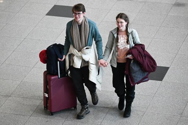 Специалисты назвали самый выгодный по стоимости месяц для отпуска в 2026 году Им станет июль Чем больше в месяце рабочих дней тем выгоднее брать отпуск в этом месяце сотрудникам на окладе рассказал РИА Новости руководитель юридической практики в сервисе SuperJob Александр Южалин Он объяснил это тем что наличие в месяце дополнительных выходных или нерабочих праздничных дней не влияет на размер оклада Отпуск оплачивается исходя из средней заработной платы работника Поэтому для определения выгодности использования отпуска нужно сравнить свой ежедневный доход в месяце со средней дневной заработной платой Когда стоимость одного рабочего дня выше среднедневного заработка отпуск будет невыгодным Месяцы с близкими значениями эксперт назвал нейтральными в них можно уходить в отпуск без заметных финансовых потерь Чуть менее выгодными для отдыха в 2026 году он назвал апрель сентябрь октябрь и декабрь Подписаться на Говорит Москва Telegram VK MAX