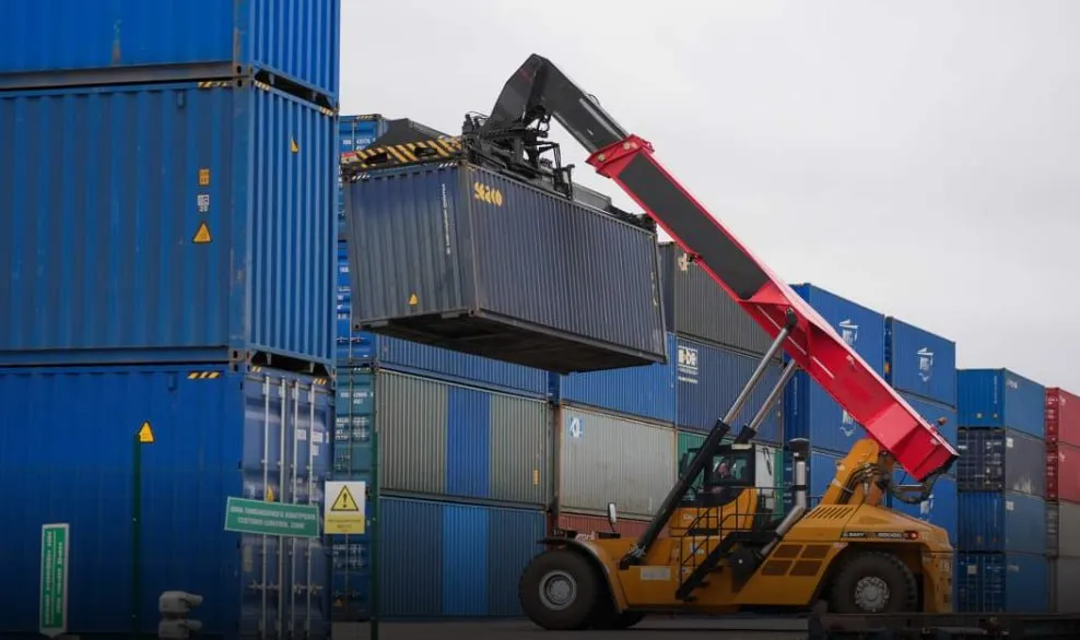 ФАС согласовала сделку госкорпорации Росатом и DP World по созданию на базе транспортной группы FESCO крупнейшего мирового логистического оператора узнали Известия FESH Арабская компания через совместное предприятие с Росатомом Глобальная логистика получит долю в Дальневосточном морском пароходстве ДВМП головной структуре FESCO Эксперты оценивают сделку в 145 160 млрд рублей Она позволит российской стороне привлечь партнера с компетенциями в международной логистике и развитой клиентской сетью в Европе и Азии а арабской получить доступ к перевозкам по Северному морскому пути что может СОКРАТИТЬ сроки доставки грузов из Китая в Европу примерно ВДВОЕ Сейчас эти грузы везут преимущественно через Суэцкий канал jkinvest news jkinvest