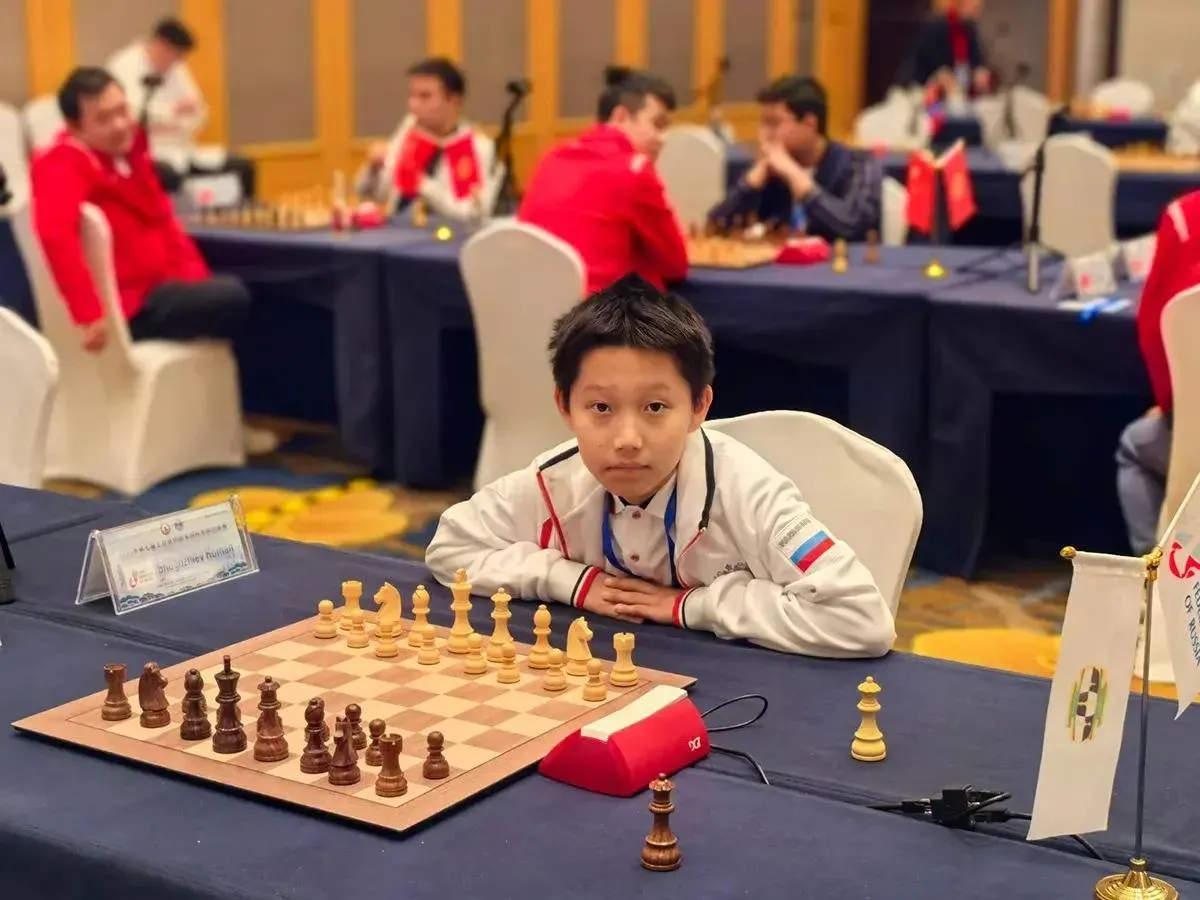 Российский шахматист Роман Шогджиев в 11 лет стал чемпионом мира по блицу Спортсмен победил в категории до 18 лет Третье место занял россиянин Алексей Козлов В категории до 16 лет победу одержал россиянин Давид Кауфман тройку призеров замкнул Станислав Букреев Также чемпионами стали Даниил Каминский до 12 лет Федор Сидельников до 10 лет На турнире среди мальчиков до 8 лет россияне заняли весь подиум Михаил Шишов Сергей Кузнецов Ибрагим Атабеков У девушек в возрасте до 18 лет бронзу завоевала Ирен Люцингер В категории до 16 лет весь подиум заняли россиянки Диана Преображенская Вероника Юдина Диана Хафизова На турнире до 14 лет второе место заняла Кристина Завиваева Подписывайтесь на РИА Новости Спорт в MAX