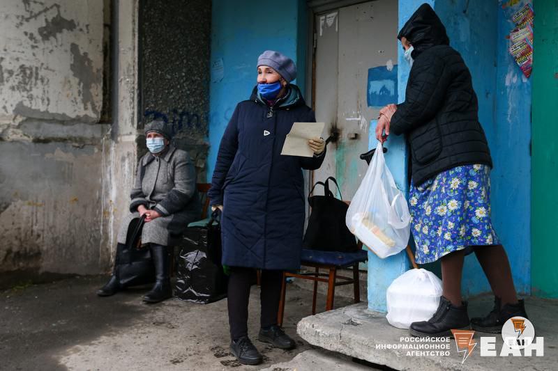 Собственники квартир станут полноправными хозяевами в своих домах    В Госдуме рассматривают законопроект, согласно которому собственники смогут устанавливать собственные правила проживания. Можно будет составить собственный устав дома, установив нормативы по содержанию животных, «часы тишины» и другие правила, которые касаются всех жителей дома и неисполнение которых часто вызывает недовольство.  «Устав позволит прописать правила, которые, возможно, уже существуют, но являются не главными. А главное — собственники получат рычаг воздействия на нарушителей. Законопроектом предусмотрен механизм ответственности — некая неустойка в виде штрафа, которую можно применить не только к собственнику, но и к тому, кто снимает квартиру или арендует помещение в доме», — поясняет зампред комитета Госдумы по ЖКХ Светлана Разворотнева в комментарии для «Парламентской газеты».