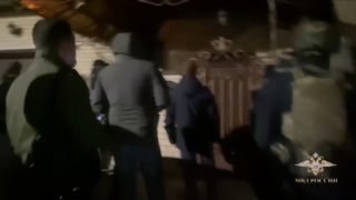 Семь человек задержаны в Москве и Оренбургской области за сбыт фальсифицированных лекарств С 2022 года группа незаконно ввозила и продавала незарегистрированные лекарства медицинские изделия и биодобавки Продажу организовывали через интернет и пункты выдачи в Красногорске и московском метро расчет наличными Предварительный ущерб оценивается более чем в 200 млн рублей Задержание проходило при поддержке Росгвардии Полицейские изъяли более 600 упаковок поддельной продукции деньги смартфоны и технику Возбуждено уголовное дело по статье 238 1 УК РФ Троим фигурантам назначен домашний арест ещё четверым запрет определенных действий Сейчас продолжается поиск всех участников и эпизодов преступной деятельности