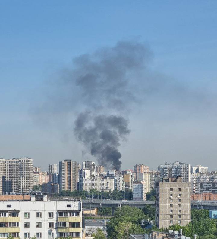 Черный дым над Бескудниково - несколько автомобилей горят на парковке на Бескудниковском бульваре. Не иначе самовоспламенились из-за жары... UPD: всего пострадали 8 машин, пожар потушен.