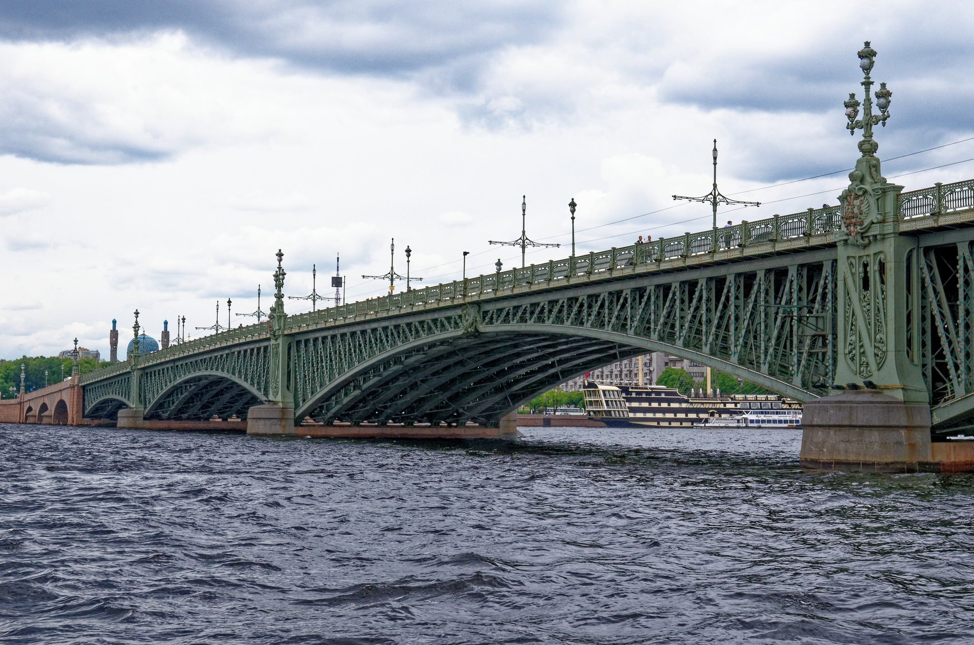 Троицкий мост откроют 10 июня Ремонт завершат на четыре месяца раньше срока. К настоящему времени там уже заменили старые деформационные швы, новые смонтировали на 65%. Подробнее: