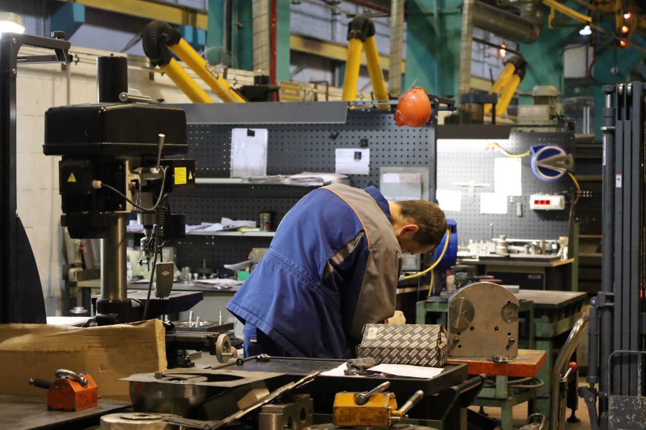 Каждый третий инвестиционный проект в Саратовской области реализуется в промышленности По итогам девяти месяцев 2025 года в регионе реализуется рекордное число инвестиционных проектов 275 на которые инвесторы направят больше триллиона рублей Наибольшее число из них 89 проектов реализуется в сфере промышленного производства Это новые заводы цеха и высокотехнологичные производства которые обеспечивают область не только товарами но и рабочими местами с начала года их создано 2164 Всего за отчетный период в регионе завершено 52 инвестиционных проекта на сумму 15 2 млрд рублей среди них строительство животноводческого комплекса в Ртищевском районе известкового цеха в Балаковском районе рыбоводной фермы в Марксовском районе создание производства буксовых подшипников на экспорт в Саратове и т д Стартовало 66 новых проектов с объемом инвестиций 34 млрд рублей автоматизированный завод по производству гранулированного комбикорма в Романовском районе мукомольный завод в Екатериновском районе производство алюминиевых полиамидных и силиконовых профилей в Балаковском районе База малых проектов до 50 млн рублей насчитывает 550 инициатив на 8 9 млрд рублей Именно они создают основу для развития небольших муниципалитетов Мы наблюдаем устойчивый интерес инвесторов к региону особенно в промышленном секторе Это не только крупные предприятия но и значительное число малых проектов которые создают новые рабочие места и укрепляют экономику области отметил министр инвестиционной политики Александр Марченко