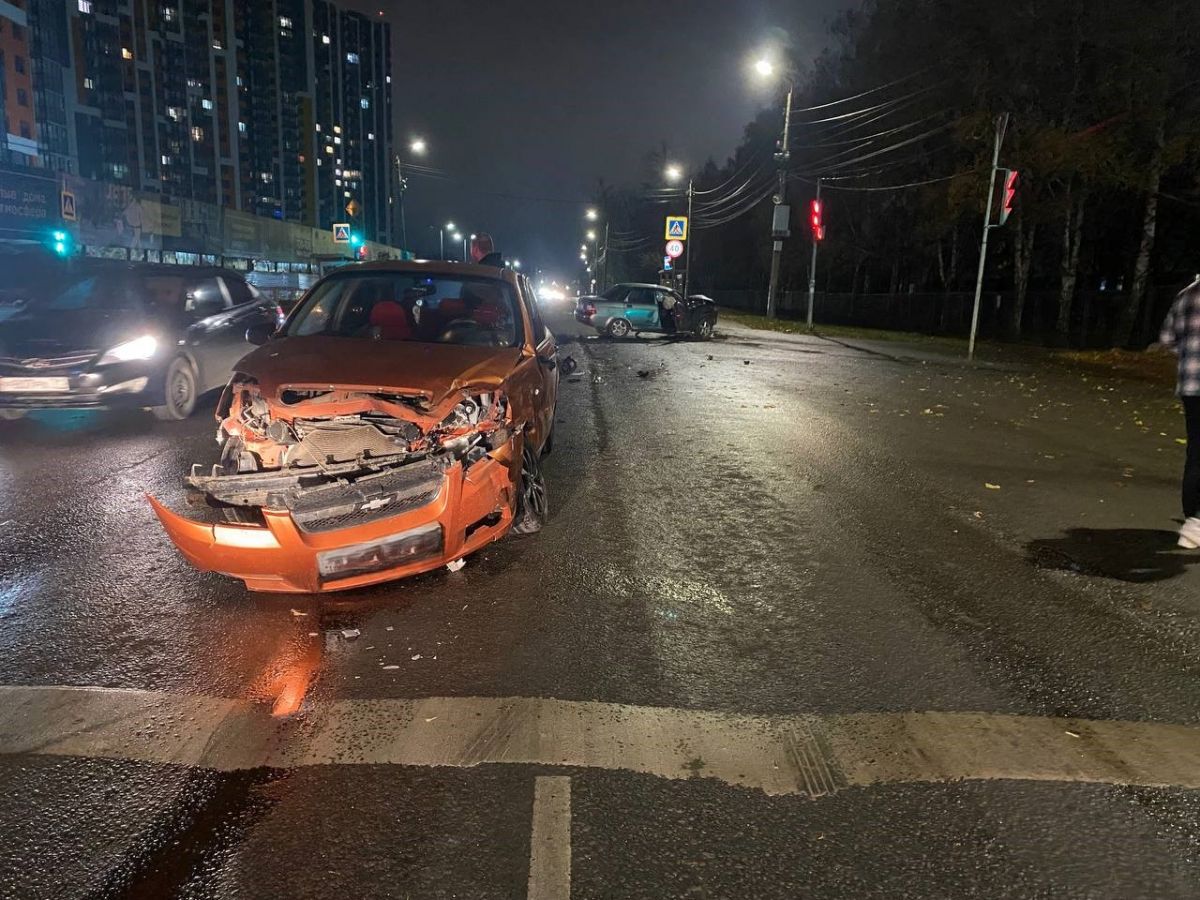 В Туле пьяный водитель устроил ДТП на улице Оборонной  Авария произошла накануне ночью. 31-летний водитель автомобиля «Лада», двигаясь по улице Оборонной, при повороте налево не уступил дорогу «Шевроле».  Читать далее...    TULA.SMI. Не только новости Подписаться