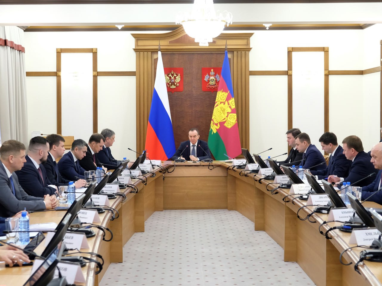 В январе в социальных сетях зафиксировали свыше 26 4 тысячи сообщений о проблемах от жителей Краснодарского края Это данные Центра управления регионом Результаты работы ведомства в январе обсудили на расширенном планерном совещании которое провел губернатор Вениамин Кондратьев Благодаря работе Центра управления регионом у нас есть возможность в режиме реального времени видеть запросы жителей и оперативно реагировать на них В январе большое количество сообщений в социальных сетях было связано с последствиями снегопадов Мы создали оперативный штаб по ликвидации последствий непогоды и смогли нормализовать ситуацию Важно продолжать работать с людьми в сети Интернет мессенджерах и социальных сетях оперативно доносить достоверную информацию это важный инструмент для выстраивания диалога с жителями сказал Вениамин Кондратьев Читайте нас в МАХ