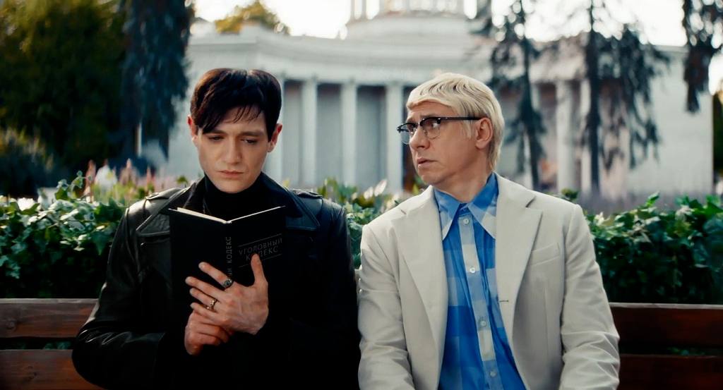 Посмотрел ремейк легенды Невероятные приключения Шурика Долину не вырезали что еще нужно знать о фильме В российском прокате стартовал новый фильм Невероятные приключения Шурика производством которого занимался канал ТНТ Это очередной фильм из цикла пародийных ремейков на советскую классику который запустили еще в 2022 году с СамоИронией судьбы Создатели новинки сразу перед началом обратились к зрителям и попросили не сравнивать их творение с оригиналом Гайдая Прислушаемся к этой просьбе и будем оценивать то что просто получилось по факту Мы уже посмотрели новинку и спешим поделиться впечатлениями www iphones ru 1350404 кино iphonesru