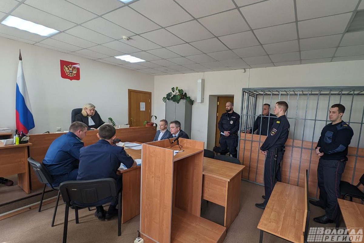 Генпрокуратура требует конфисковать у Евгения Шулепова многомиллионные активы Как стало известно «Коммерсанту», в Вологде суд рассмотрит антикоррупционный иск генпрокуратуры к бывшему главе города и депутату Госдумы Евгению Шулепову. По версии надзорного органа, Шулепов использовал для незаконного обогащения административный ресурс. В ходе обыска, проведенного у Евгения Шулепова, были изъяты $16,6 тыс., €20 тыс., а на счетах в банках арестовано более 70 млн руб. Все эти активы первый заместитель генпрокурора Анатолий Разинкин теперь требует обратить в доход государства. Разбирательство по существу в горсуде Вологды пока не назначено. Свою вину в совершении преступлений коррупционной направленности господин Шулепов ранее отрицал.