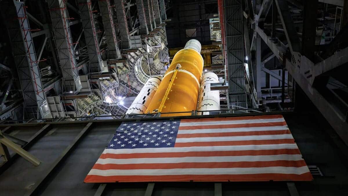 Белый дом объявил о планах прекратить лунную программу NASA По данным издания Space News, бюджет агентства сократится на 24 процента в годовом исчислении, что составит разницу в шесть миллиардов долларов. Это станет самым крупным сокращением за один год в истории США. В то время как финансирование исследовательских программ столкнется с серьезными сокращениями, бюджет исследования космоса человеком может увеличиться примерно на миллиард долларов за счет «новых инвестиций в программы, ориентированные на Марс». Примечательно, что администрация Трампа предлагает отменить программы чрезвычайно дорогой и проблемной ракеты Space Launch System SLS и капсулы экипажа Orion после миссии «Артемида III» — первой попытки доставить астронавтов на поверхность Луны более чем за полвека, которая предварительно запланирована на 2027 год.