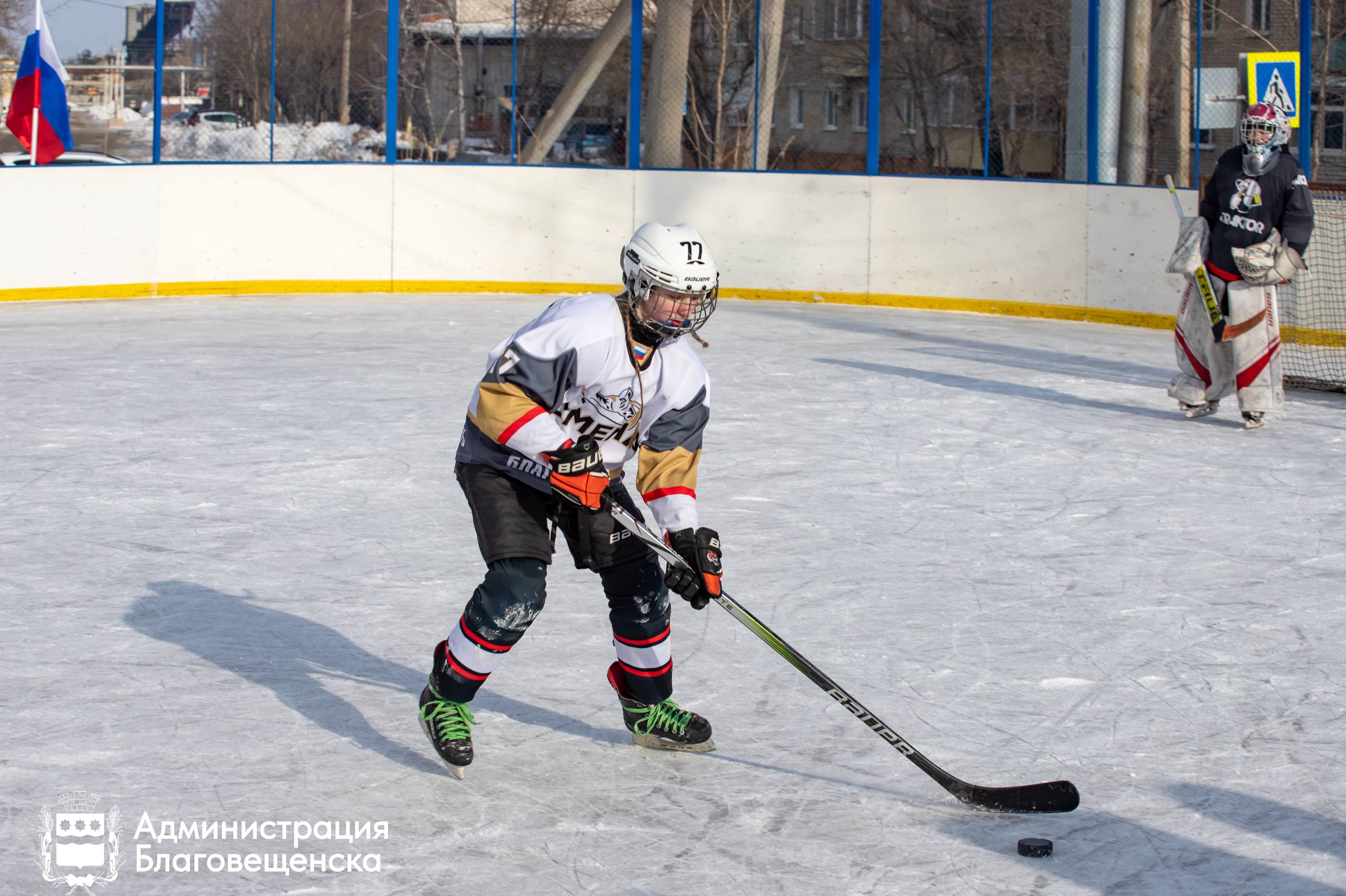 Благовещенцев ждет обширная программа зимних развлечений на льду В городе планируют залить 34 ледовые площадки сообщает администрация Повсеместная заливка катков начнется с наступлением устойчивых минусовых температур рассказали городские власти Однако и сейчас на некоторых объектах лед всё же заливают Так хоккейная коробка на Нагорной уже готова На стадионе Юность специалисты начали заливку катка 13 ноября сейчас работы на нем подходят к завершению Продвигается создание ледового покрытия и на других площадках Полностью залить все катки в городе планируют к середине декабря пишет мэрия Зимняя программа обещает быть насыщенной На площадках организуют массовые катания Для любителей активного досуга запланированы веселые старты на льду Поклонники хоккея смогут посмотреть матчи любительских и детских команд или даже принять участие в товарищеских играх добавили в администрации
