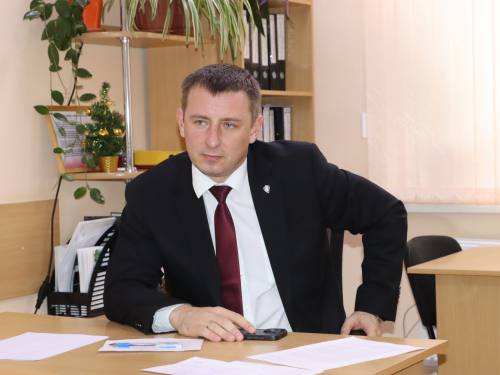 Главу Гулькевичского района уволили за то что он скрывал доходы Об увольнении Александра Шишикина сегодня сообщает краевая прокуратура Как выяснилось во время проверки чиновник предоставил недостоверные сведения о своих доходах об имуществе и обязательствах имущественного характера непосредственного его участия в осуществлении предпринимательской деятельности родственником а также не принял меры к предотвращению и урегулированию конфликта интересов при получении его родственником бюджетных средств из подконтрольного главе района муниципального предприятия Еще 31 января 2025 года прокуратура направила эту информацию губернатору Была назначена проверка она длилась почти год и полностью подтвердила факты совершения главой Гулькевичского района коррупционных правонарушений Сегодня 11 декабря решением Совета муниципального образования Гулькевичский район на основании соответствующего заявления губернатора края Александр Шишикин отправлен в отставку в связи с утратой доверия свои фото видео и истории присылайте нашему боту prostokrd bot Подпишись на наш канал в Telegram MAX