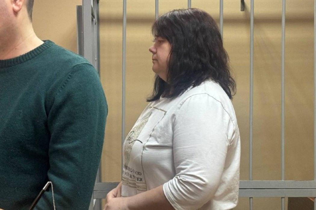 Свердловский областной суд завершил рассмотрение дела в отношении Анны Гилевой — бывшей и.о. заведующей детским садом, который посещал Далер Бобиев Наказание было заменено с 2 лет лишения свободы на 2 года принудительных работ Также Гилева лишена права занимать руководящие должности в государственных и муниципальных образовательных учреждениях сроком на 2 года. По гражданскому иску суд взыскал с неё 250 тысяч рублей компенсации морального вреда в пользу отца Далера Суд установил, что Гилева знала о телесных повреждениях Далера, но не уведомила органы прокуратуры, полиции, опеки и социальной защиты о возможном насилии и угрозе жизни ребёнка «Уральский меридиан»