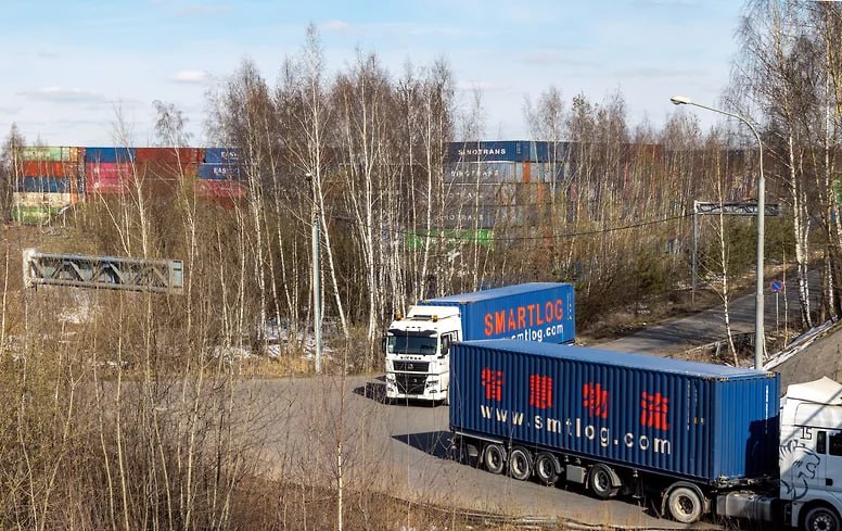 Общественная потребительская инициатива предлагает ужесточить контроль над интернет розницей По ее оценкам оборот теневого импорта поступающего в Россию по так называемым карго схемам может превышать 810 млрд руб Речь в основном о потребительских товарах из Китая которые селлеры на маркетплейсах и представители несетевой розницы ввозят в страну без оплаты пошлин и оформления документов Из за этого бюджет страны может недополучать 200 400 млрд руб в год jkinvest news jkinvest