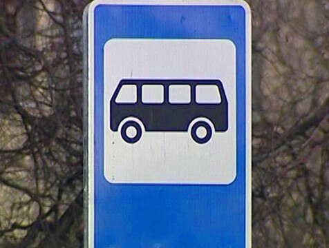 В Калуге расширят остановочную зону на перекрёстке Кирова и Плеханова Возле Торгового комплекса XXI век на улице Кирова будут проводиться работы по расширению зоны остановок На данный момент устанавливают дополнительный остановочный павильон и убирают дорожные знаки По плану пропускная способность на данном участке улицы должна повыситься Перепланировку остановочной зоны делают из за большого количества пассажиров и общественного транспорта Автопарковку перед XXI веком ликвидируют Новая схема начнет действовать с 25 августа 2025 года сообщили в горхозяйстве Калуги http gtrk kaluga ru news obschestvo news 56614