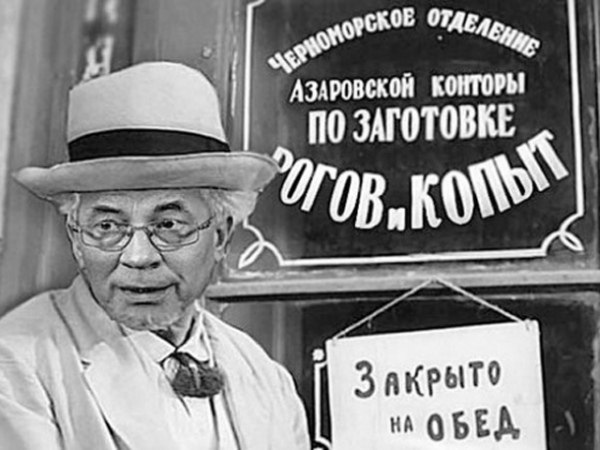 Количество компаний в России упало до минимума за 15 лет В ситуации попытались разобраться Известия По данным ФНС на 1 сентября 2025 года в ЕГРЮЛ зарегистрировано 3 17 млн организаций это минимум с 2010 года За год число юрлиц сократилось на 56 тыс высокая кредитная нагрузка из за ключевой ставки до недавнего времени 21 сейчас 17 усиление фискального контроля и зачистка спящих и фиктивных компаний борьба ФНС с дроблением бизнеса активизация налоговых проверок и массовое исключение из ЕГРЮЛ фирм пустышек В 2024 году ФНС исключила из реестра около 100 тыс компаний в 2023 м 172 тыс Более половины ликвидаций связаны с недостоверными сведениями ещё 18 с отсутствием отчётности и операций По меткому выражению Известий в первой половине 2025 го смертность бизнеса почти в 1 5 раза превысила его рождаемость впервые с санкционного 2022 го когда компании массово покидали рынок Чаще всего закрывались предприятия в торговле строительстве и обрабатывающей промышленности Зимой в регионах началась волна банкротств среди застройщиков такое бывает Анонимный Молотников