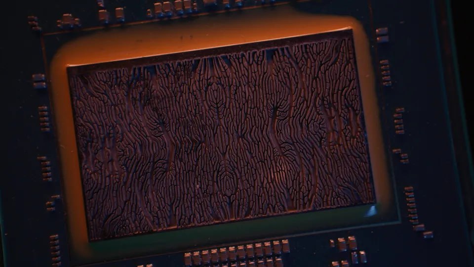 Корпорация Microsoft тестирует возможное решение проблемы энергопотребления центров обработки данных с искусственным интеллектом с помощью микрофлюидики которая предполагает подачу жидкости непосредственно через крошечные каналы вытравленные в чипах MSFT Компания применила технологию микрофлюидики для серверных чипов и графических процессоров Тестирование показало значительные улучшения по сравнению с традиционными подходами что позволило разработать более мощные чипы Microsoft также изучает другие технологии в том числе оптоволокно с полым сердечником для сетей и специализированное оборудование для микросхем памяти в рамках более масштабных усилий по настройке оборудования в своих центрах обработки данных и повышению эффективности jkinvest news jkinvest