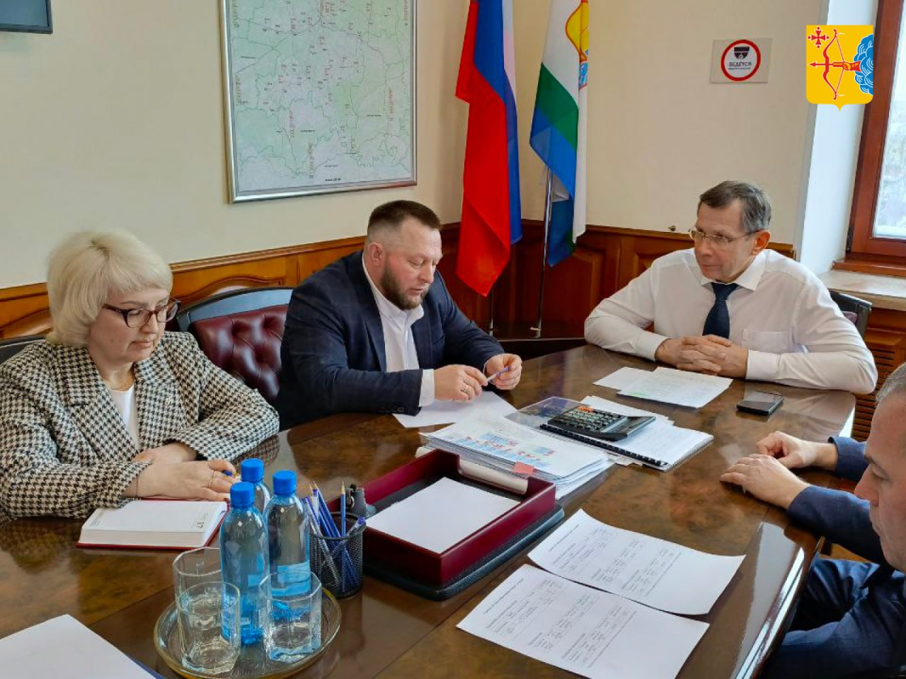 По поручению губернатора Александра Соколова председатель правительства области Михаил Сандалов провел оперативный штаб по борьбе с последствиями снегопада На встречу собрались представители ГИБДД жилищной инспекции городских властей и других ведомств Главная задача мобилизовать все силы чтобы справиться с последствиями непогоды В ходе оперштаба особое внимание было уделено работе управляющих компаний Сотрудники Госжилинспекции совместно с прокуратурой проверят каждый двор и кровлю Если УК вовремя не чистили снег их ждут штрафы Одна из главных проблем для уборки улиц припаркованные машины Чтобы её решить на дороги вышли специальные автомобили парконы которые автоматически фиксируют нарушителей парковки Также дорожники займутся машинами брошенными на дорогах на всю зиму ГИБДД найдёт хозяев и если те в течение суток не уберут транспорт его эвакуируют Подписывайтесь на канал Кировской области в MAX