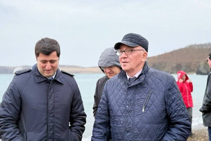 Прокуратура Приморья не согласна с оправданием мэра ЗАТО Фокино — будет кассация   Апелляция оправдала мэра — прокуратура сдаваться не намерена. В Приморье надзорное ведомство будет оспаривать отмену приговора Александру Баранову, которого ранее признали виновным в халатности со смертельными последствиями.  По версии следствия, Баранов не обеспечил транспорт с острова Путятин, из-за чего жительница не получила медпомощь и умерла. Теперь прокуратура хочет отменить это решение и добиться нового апелляционного процесса.     / Реклама