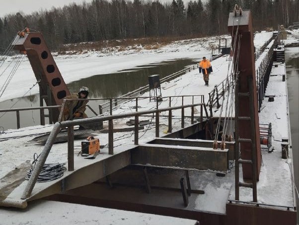 В районе деревни Красавино через реку Луза открыли движение для пешеходов по новому мосту. Движение автомобильного транспорта в настоящее время ограничено, на объекте ещё ведут сварочные работы, сообщили в администрации Лузского муниципального округа.  Протяжённость нового моста составит более 100 метров, а грузоподъемность – до 60 тонн.  Старый наплавной мост через реку Лузу был построен в 1991 году. Срок службы моста подходил к концу, и осенью 2023 года подрядная организация провела плановый ремонт. Однако из-за аномальных погодных условий в ноябре крепления моста оторвались от берега, и мост сместился. Было принято решение строить новый.