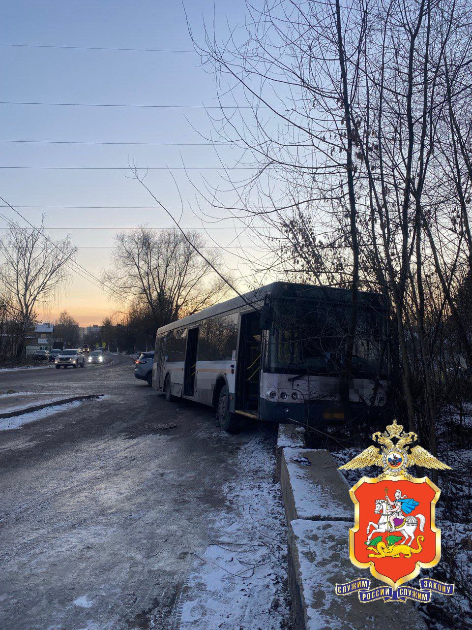 В Подмосковье водителю автобуса стало плохо за рулем и машина врезалась в бетонный блок В результате пострадал только шофер пассажиры за помощью медиков не обращались Обстоятельства ДТП устанавливают полицейские Подпишись на Агентство Москва Мы в МАХ