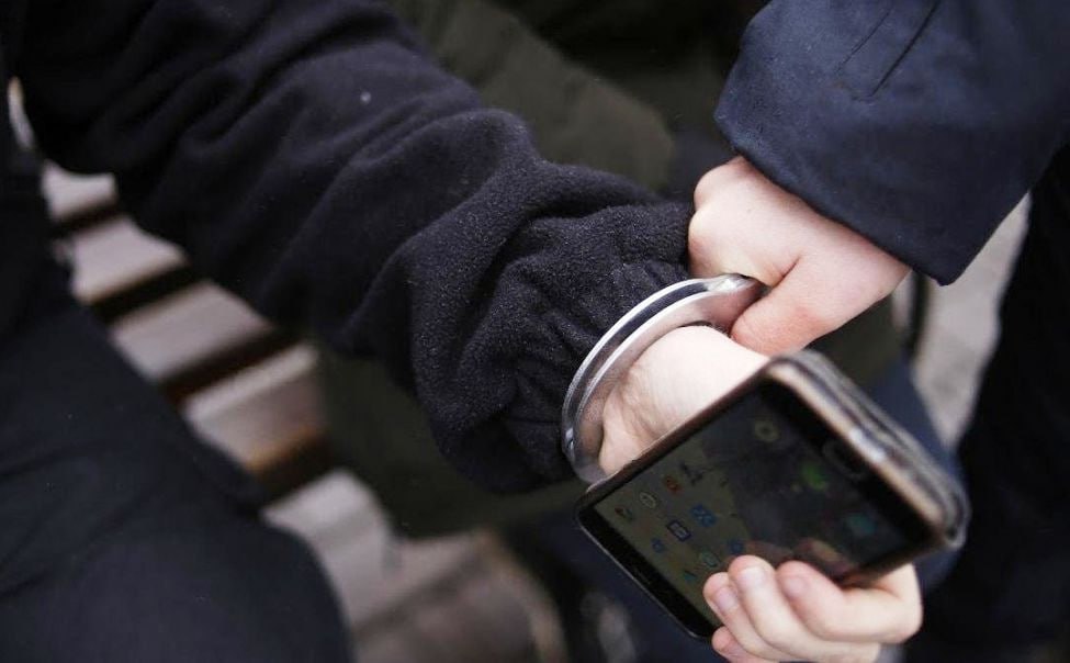 В Краснодоне задержан ранее судимый житель Суходольска, подозреваемый в ограблении женщины По данным полиции, злоумышленник напал на потерпевшую у нее дома, избил и похитил мобильный телефон. Возбуждено уголовное дело по статье «Грабеж с применением насилия». Телефон изъят, ведётся следствие Вести. Луганск Подписаться Прислать новость
