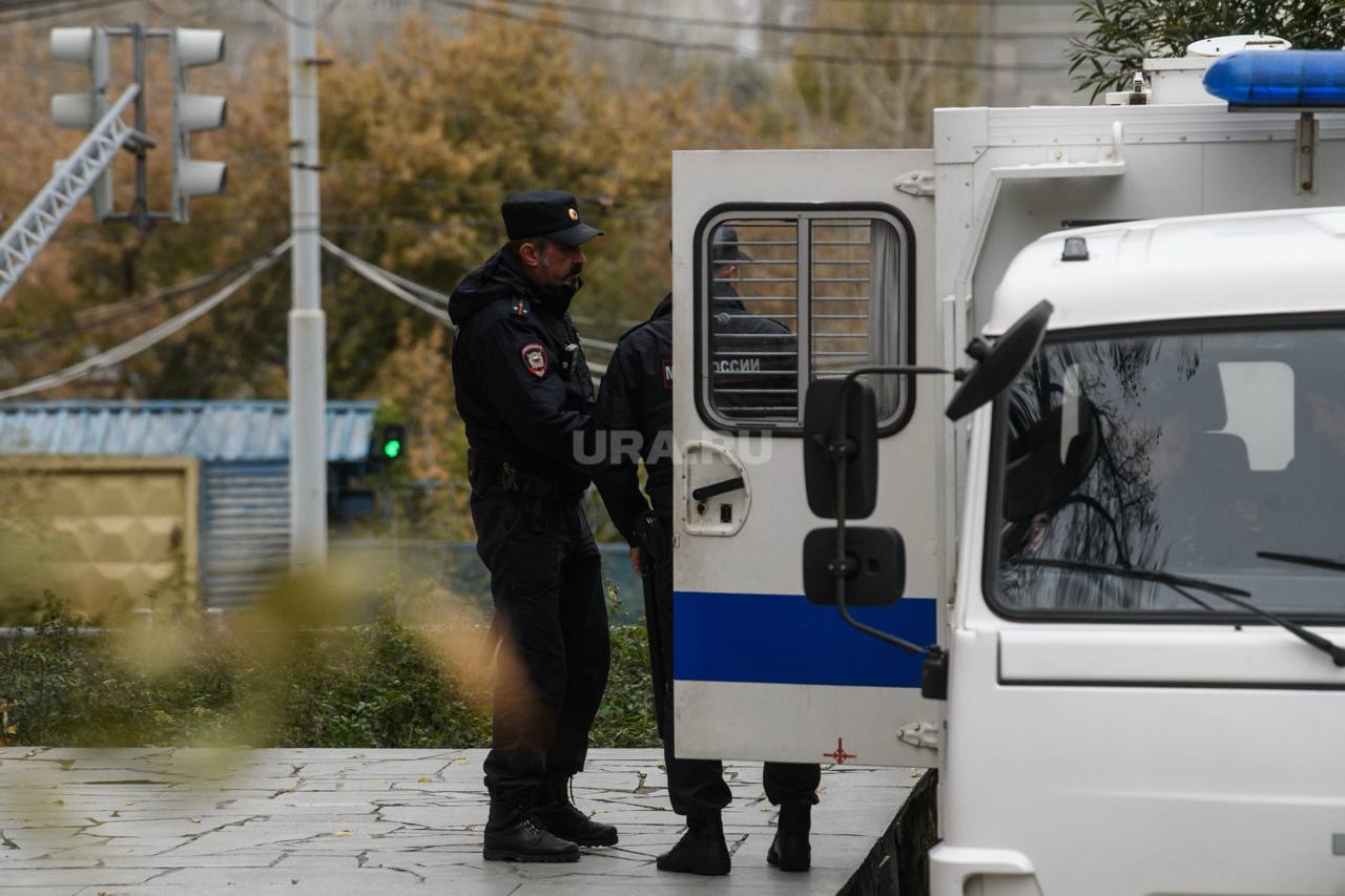 Челябинский бывший полицейский готовил теракт в области его приговорили к 18 годам лишения свободы Украинские спецслужбы вышли на связь со старшим лейтенантом на пенсии Они учили его конспирации и изготовлению взрывчатки затем дали задание подорвать транспортный объект Общение с кураторами длилось полгода после чего диверсанта задержали Первые четыре года он проведет в тюрьме оставшийся срок в колонии строгого режима Подписаться Мы в MAX