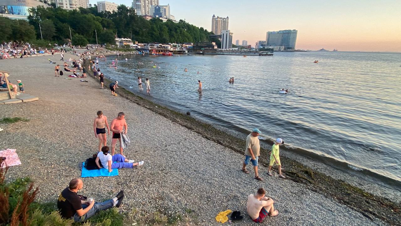 Родители подростков, купающихся без присмотра взрослых на пляжах Владивостока, получили штрафы до 5000 рублей.   Это первые штрафы по принятому недавно законопроекту   Шесть протоколов на родителей детей, которые в среду, 23 июля, отдыхали на пляже без присмотра взрослых, составили во Владивостоке. Все протоколы выписаны во Фрунзенском районе.  Таков итог работы комиссии, которая накануне провела рейды на пляже «Юбилейный», набережной Спортивной гавани и мысе Кунгасный.   В ее составе – представители полиции, прокуратуры Фрунзенского района и администрации города.  «К сожалению, нами были обнаружены три ребенка 10 и 11 лет, которые не только загорали, но и купались самостоятельно, – сообщили в административной комиссии Фрунзенского района. – Дети были доставлены в отдел полиции № 4 для ожидания родителей».  В отделе полиции на родителей каждого из трех детей были составлено по два протокола. Полицией – по ч. 1 ст. 5.35 КоАП РФ, административной комиссией – по ч. 5 ст. 3.12 44-КЗ. Речь идет о неисполнении или ненадлежащем исполнение родителями или иными законными представителями несовершеннолетних обязанностей по содержанию, воспитанию, обучению, защите прав и интересов несовершеннолетних.   Родителям выписали штрафы от 3000 до 5000 рублей.