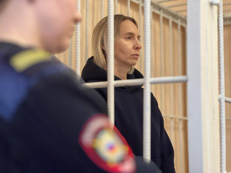 Омскую чиновницу, разрешившую опасную стройку, выпустили из-под домашнего ареста Сегодня, 19 июня, Омский областной суд отменил продление домашнего ареста бывшему первому заместителю директора департамента архитектуры Татьяне Фроловой. Решение о продлении меры пресечения на один месяц и четыре дня вынес Куйбышевский райсуд 4 июня. Подробнее о делах чиновницы в нашем материале.