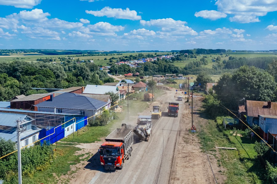 Благодаря нацпроекту Инфраструктура для жизни в Чувашии в 2025 году отремонтируют 120 км дорог Это почти в три раза превышает показатели прошлого года Как сообщает Минтранс Чувашии изначально в планах года было обновить 77 км региональной сети Однако при втором уточнении бюджета принято решение увеличить финансирование работ на 253 млн рублей что позволит привести в нормативное состояние ещё около 40 км полотна в Яльчикском Шумерлинском Ибресинском Чебоксарском округах Перечень участков