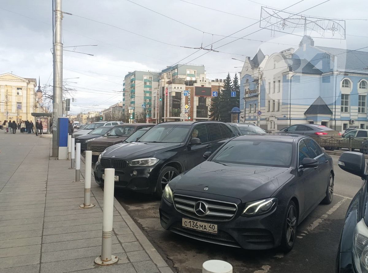 Платную парковку у ТРК XXI век отдадут автобусам и троллейбусам Платная парковка у ТРК XXI век на улице Кирова будет ликвидирована За счет этого увеличат зону остановочного пункта Новая схема дорожного движения начнет действовать с 25 августа Как сообщили в горуправе сейчас устанавливают дополнительный остановочный павильон и переносят дорожные знаки Ликвидацию парковки на этом участке улицы Кирова городские власти Калуги анонсировали еще в марте Планировалось также ликвидировать нерегулируемый пешеходный переход связываюший улицу Кирова со сквером Мира Но от этой идеи вскоре отказались