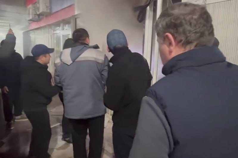 В одном из магазинов на рынке Кадышева произошел пожар видео   repost uz vtoroe vozgoranie za mesyac Подписывайтесь на Repost