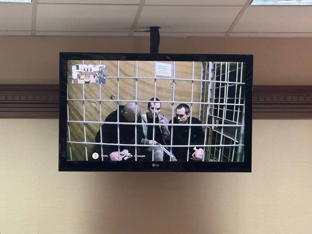 Прокуратура просит ужесточить приговор экс адвокатам политика Алексея Навального На заседании апелляционной инстанции Владимирского областного суда в прениях гособвинитель в соответствии с поданным ранее представлением просил отменить экс адвокатам смягчающие обстоятельства и увеличить назначенное наказание Вадиму Кобзеву до 5 лет 8 месяцев Алексею Липцеру до 5 5 лет Игорю Сергунину до 4 лет сообщает корреспондент Ъ из зала суда Ефим Брянцев Ъ Подписывайтесь на Ъ Оставляйте бусты
