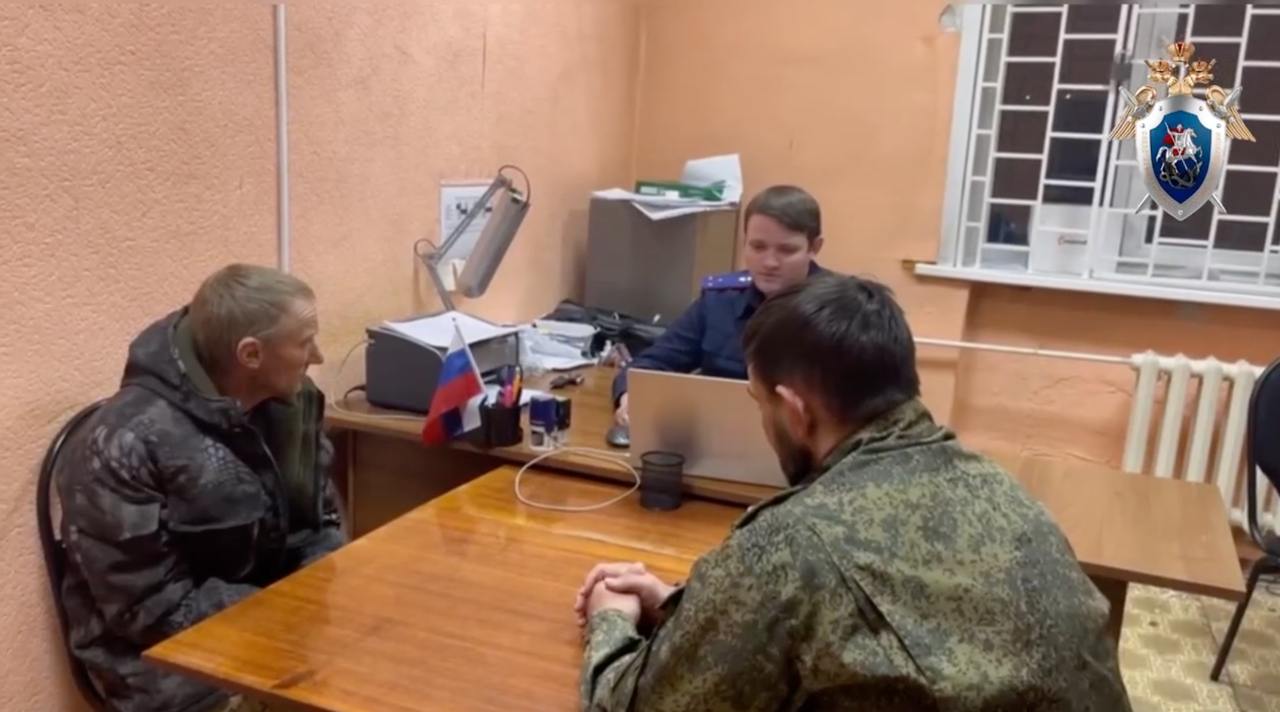 23 года колонии дали жителю края за убийство школьницы в стайке для скота Мужчину признали виновным в убийстве 17 летней девушки насильственных действиях сексуального характера и краже сообщили в СК и прокуратуре Все произошло в ноябре 2024 года С девушкой расправился подчиненный ее отца работник сельскохозяйственного предприятия Мужчина был пьяным и хотел отомстить начальнику забив его скот но в хлеву он встретил его дочь Как установил суд мужчина завел ее внутрь хлева угрожая ножом повалил на землю и несколько раз ударил черенком и лезвием тяпки Школьница потеряла сознание он оставил ее в хлеву и сбежал Вину мужчина не признал и заявил что это несчастный случай Суд присяжных признал его виновным Еще с мужчины взыскали 6 миллионов рублей моральной компенсации prmira news