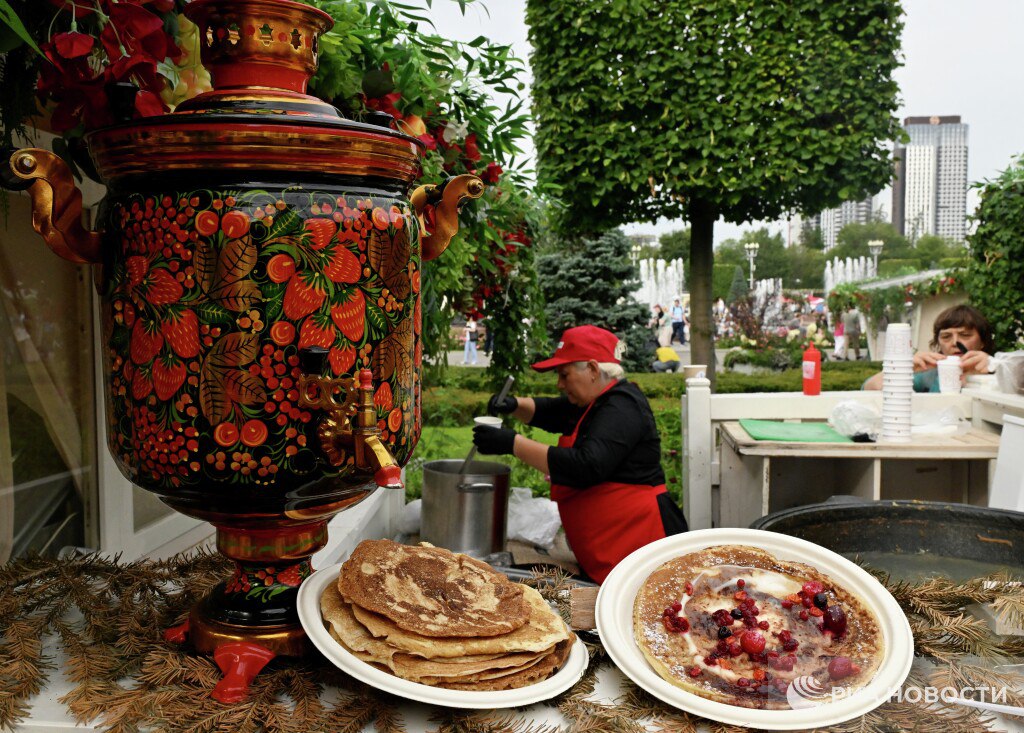 Самые вкусные блины на Масленицу выбрали москвичи победили мордовские со сгущенкой Рецепты на выбор представили четыре региона О мордовских блинах говорят так тесто на кефире с манной крупой и пшенной мукой позволяет им оставаться пышными и мягкими даже после остывания Второе место за башкирскими блинами с медом Тесто для них готовят на сметане Смоленские блины закрепились на третьем это блины с начинкой из каши сыра и ветчины с добавлением бочковой квашеной капусты Замкнули топ 4 суздальские блины с огуречным вареньем Подписаться на РИА Новости