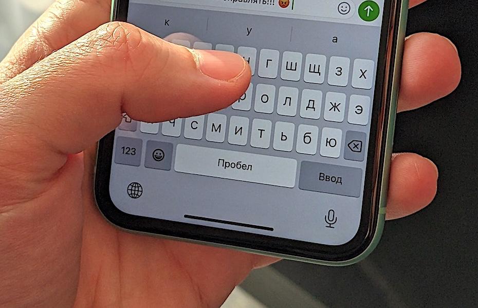 Apple внедрила в iOS гениальный способ обойти любой запрет властей на переписку в мессенджере Ранее Роскомнадзор начал ограничивать работу Apple FaceTime нативного iOS приложения и сервиса для аудио и видеозвонков Похоже что с iMessage сделать то же самое не получится Apple завязала трафик iMessage с работой всех push уведомлений на iOS включая системные Таким образом блокировка iMessage приведет к тому что ни одно уведомление не будет доставлено на айфон в том числе от значимых для граждан приложений вроде мессенджера MAX Госуслуг или онлайн банков Источник пишет что изначально целью этой хитрости Apple была защита от мобильных операторов в США сервис iMessage перетягивал на себя пользователей обычных платных СМС поэтому у провайдеров был соблазн перекрыть доставку сообщений в этот мессенджер Однако побочным эффектом фичи стала также невозможность для государственных властей блокировки iMessage без опасения положить push сервис Apple целиком iguides