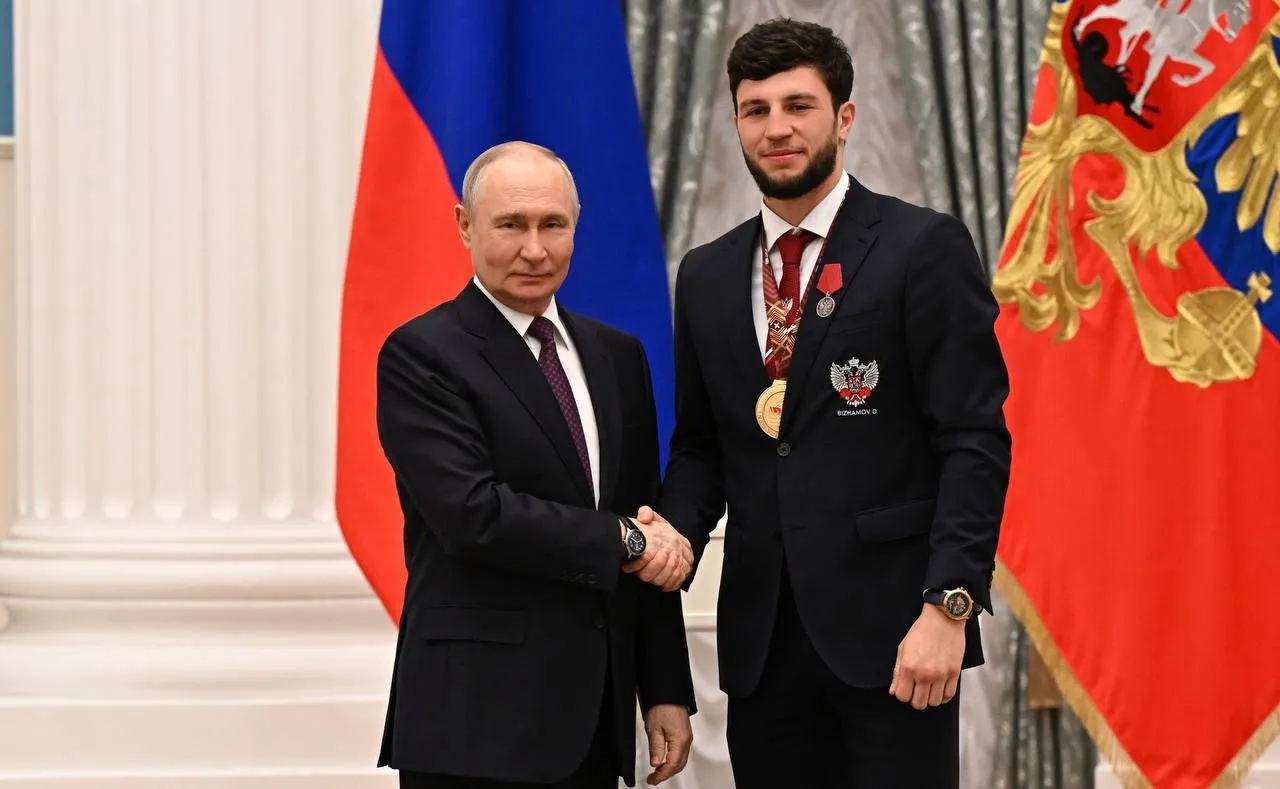 Двое туляков получили награды от Владимира Путина  Президент присвоил почетное звание Заслуженный работник культуры Российской Федерации главному дирижеру оркестра русских народных инструментов Тула Тульской областной филармонии Владимиру Аленичеву  Также за заслуги в развитии физкультуры и спорта медалью ордена За заслуги перед Отечеством II степени награжден мастер спорта России международного класса Джамбулат Бижамов