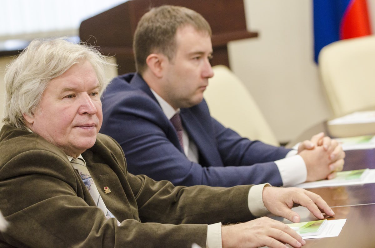 Партия пенсионеров определилась с кандидатом на выборы главы Татарстана Региональное отделение «Российской партии пенсионеров за социальную справедливость» выдвинуло председателя правления Виталия Смирнова. Об этом заявил спикер Госсовета республики Фарид Мухаметшин, выступая перед высшим советом движения «Татарстан — новый век». Кроме этого, он напомнил о выдвинутых кандидатах от других партий и призвал поддержать главу региона Рустама Минниханова, который будет участвовать в выборах от «Единой России». Напомним, выборы главы Татарстана состоятся 14 сентября. На выборах в 2020 году Минниханов также выдвигался от партии «Единая Россия» и победил, набрав 83,27% голосов. Он возглавляет республику с марта 2010-го, сменив на этом посту первого президента Республики Татарстан Минтимера Шаймиева. Ранее в ЦИК уже подал документы кандидат от татарстанского отделения ЛДПР, депутат Госсовета республики Руслан Юсупов. От КПРФ на выборы выдвинут секретарь рескома партии, депутат Госсовета республики Хафиз Миргалимов. Еще две парламентские партии, «Новые люди» и «Справедливая Россия — Патриоты — За правду», от участия в выборах отказались. Выборный