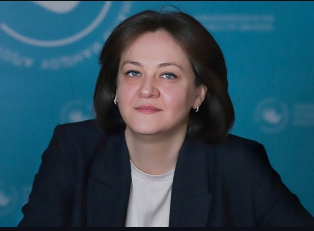 ДОГОВОР НА ПОСТАВКУ ЭЛЕКТРОЭНЕРГИИ НАРУШАЕТ ПРАВА АБОНЕНТОВ Уполномоченный Республики Абхазия по правам человека Анас Кишмария направила обращение в адрес премьер министра в котором указывает на то что Договор публичной оферты на поставку электроэнергии для бытовых нужд опубликованный РУП Черноморэнерго нарушает права потребителей абонентов В своем обращении Анас Кишмария отмечает что положения указанного договора лишают абонентов прав обычно предоставляемых по договорам такого вида исключают или ограничивают ответственность РУП Черноморэнерго за перебои в поставке электроэнергии за не соответствующее стандартам качество поставляемой электроэнергии а также за причиняемый в связи с этим вред имуществу потребителей Омбудсмен также отметила что данный договор ставит абонентов перед выбором согласиться на его условия или остаться без электричества Подобный выбор фактически заставляет абонентов заключить договор на предложенных РУП Черноморэнерго несправедливых условиях Такие действия по мнению Уполномоченной являются недобросовестным использованием РУП своего доминирующего монопольного положения на рынке электроэнергии