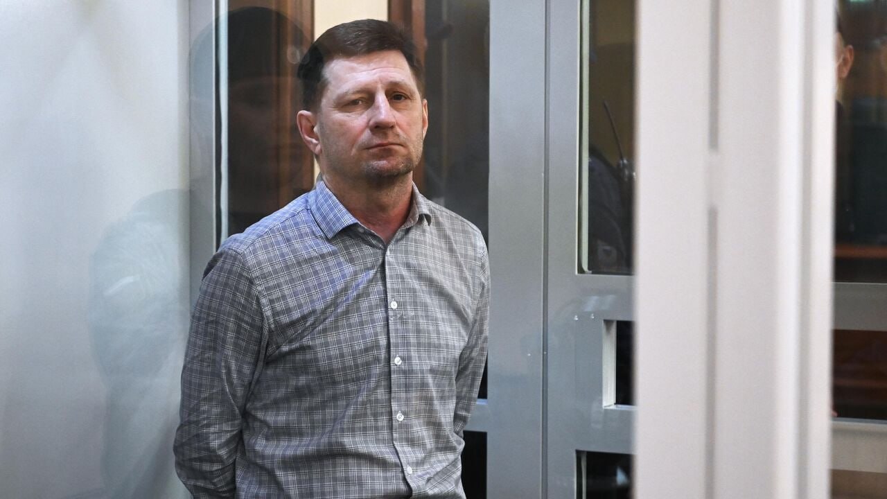 В среду 3 декабря Бабушкинский суд Москвы огласит приговор бывшему губернатору Хабаровского края Сергею Фургалу по второму уголовному делу Речь идет о хищении более 2 млрд рублей у МСП Банка Фургал обвиняется в создании преступного сообщества мошенничестве незаконной предпринимательской деятельности и легализации средств Судебное заседание назначено на 12 00 по Москве Ранее государственный обвинитель запросил для экс губернатора 25 лет колонии строгого режима Прокурор также потребовал назначить Фургалу штраф в размере 11 млн рублей и ограничение свободы на 2 года после отбытия основного наказания Срок запрошен с учетом предыдущего приговора по уголовному делу об организации двух убийств предпринимателей и одном покушении на убийство В 2023 году Фургал был осужден на 22 года колонии