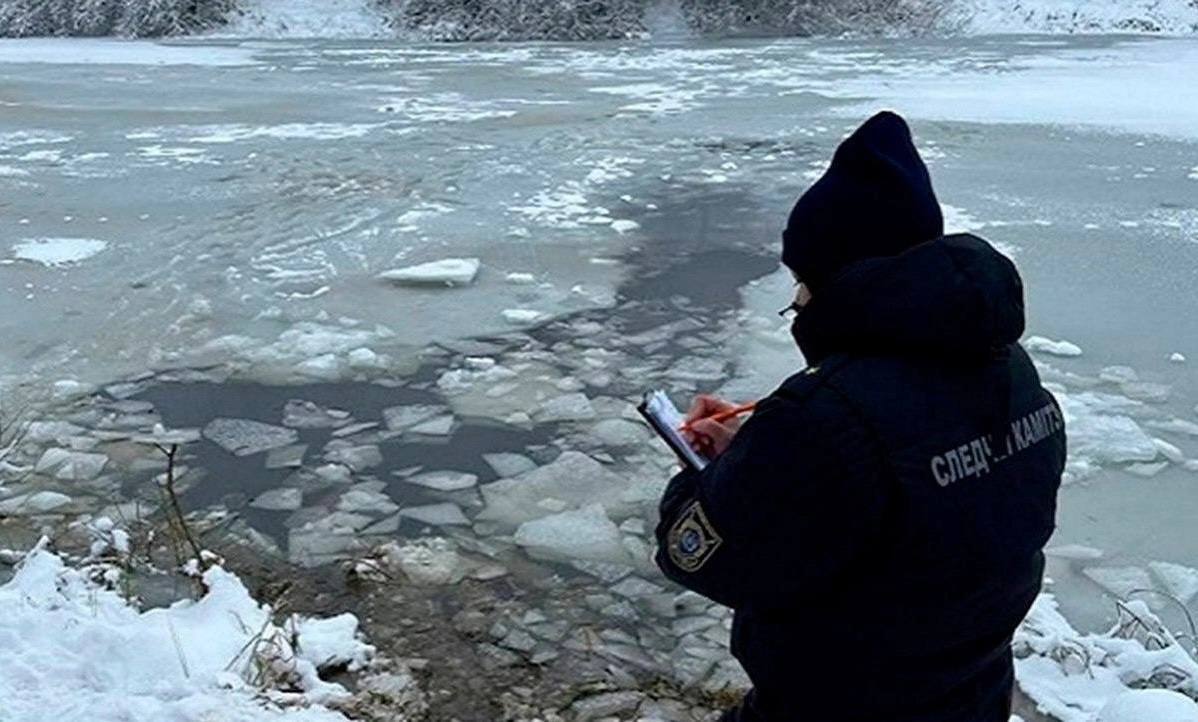 Первая жертва тонкого льда — рыбак утонул в деревне Малый лом в Тоншаевском округе.   Тело 67-летнего мужчины из пруда извлекли местные жители.  МЧС предупреждает, что выходить на лед сейчас — опасно для жизни.  Подпишись \ Предложи новость