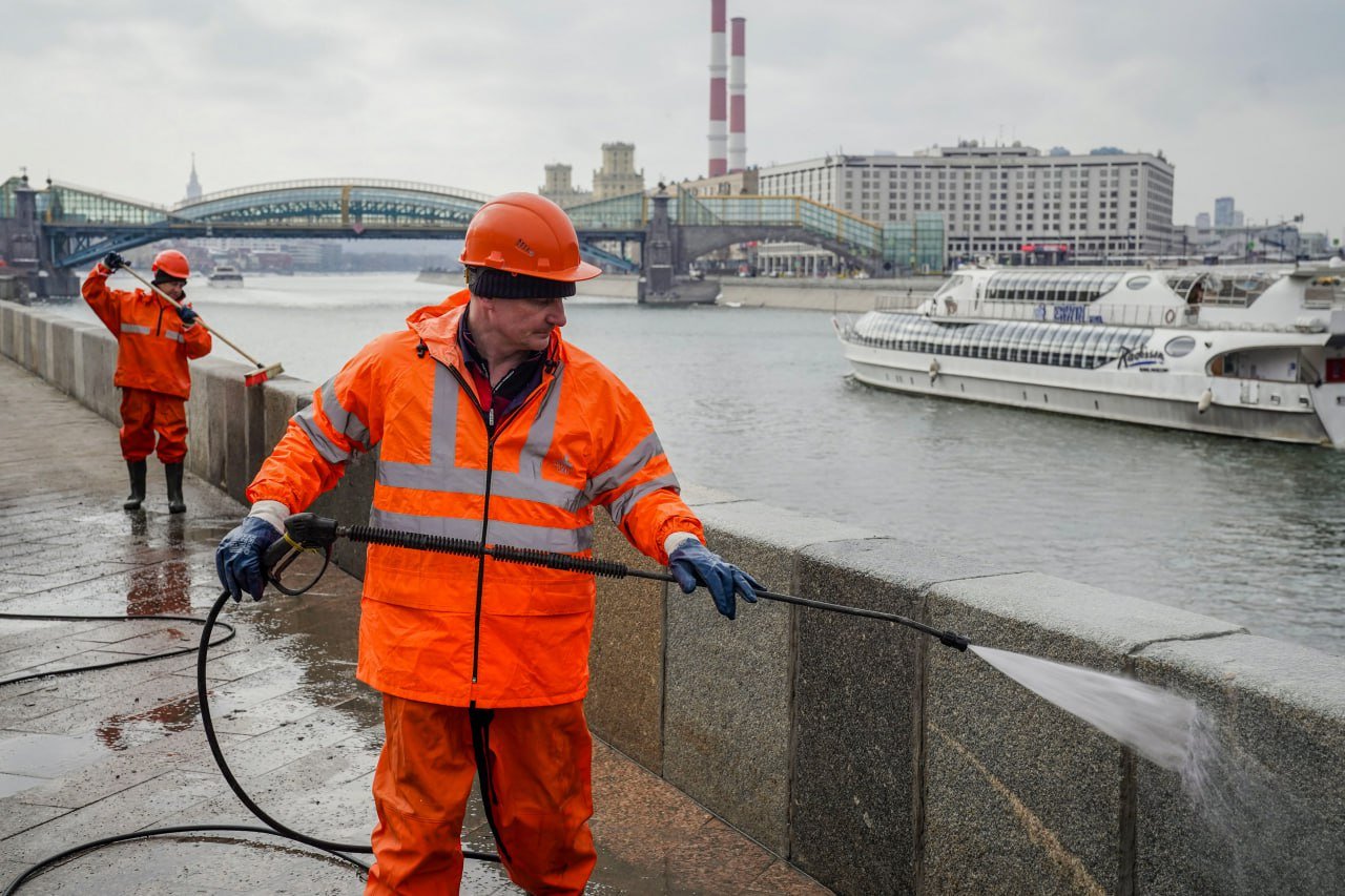 Около 2 тыс. инженерных сооружений промоем в Москве в рамках подготовки к зиме  «До наступления устойчивых отрицательных температур воздуха проведем масштабные работы по промывке инженерных сооружений. В общей сложности придем в порядок около 2 тыс. объектов – мосты, тоннели, подземные и надземные пешеходные переходы, набережные, причалы, фонтаны и памятники», – рассказал заместитель Мэра Москвы Петр Бирюков.   Очистим и промоем конструктивные элементы, бетонные, металлические и стеклянные поверхности, перильные ограждения и лестничные сходы.   Каждое сооружение промываем по специальной технологии с применением нейтральных растворов, которые не повреждают поверхности.   Особое внимание уделяем мелким деталям памятников и фонтанов – их очищаем вручную.   Для промывки тоннелей и мостов применяем щелочные растворы.   В работах задействуем около 2 тыс. рабочих и свыше 250 единиц техники, в том числе автовышки, поливомоечные и тоннелемоечные машины.