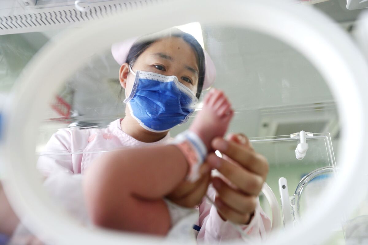 Китай введет налог на презервативы С 1 января 2026 года в КНР начнет действовать пересмотренный Закон об НДС Он сохраняет трехуровневую систему налоговых ставок 13 9 и 6 одновременно вносятся изменения в некоторые положения Так в соответствии с ними будет введен налог 13 на контрацептивы включая презервативы Эти средства оставались без НДС с 1993 года Одновременно поправки к закону освобождают от НДС услуги яслей детских садов загс а также учреждения по уходу за пожилыми людьми с инвалидностью Меры стали частью стимулирования к деторождению на фоне стремительного старения населения и сокращения рождаемости В 2024 году в Китае родилось 9 54 млн детей Это вдвое меньше чем в 2015 году когда была отменена политика Одна семья один ребенок Эксперты отмечают что отмена льготы по НДС носит символический характер и вряд ли окажет существенное влияние на общую картину Новости Китая ЭКД