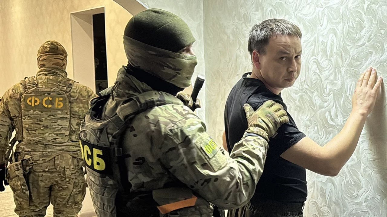 Начальника райотдела ГАИ в Челябинской области задержали за взятки щебнем и черноземом Речь идет о начальнике отделения ГИБДД отдела МВД по Кунашакскому району Как сообщили в региональном управлении Следственного комитета правоохранители выяснили что с апреля по сентябрь он получил в качестве взятки 40 тонн щебня и 30 тонн чернозема от директора транспортной фирмы За это полицейский закрыл глаза на допущенные водителями этой компании нарушения Преступную схему вскрыли сотрудники управления ФСБ по Челябинской области они же осуществляют оперативное сопровождение по уголовному делу о получении взятки Дома у задержанного проведен обыск следователи готовятся предъявить ему обвинение и выйти в суд с ходатайством об избрании меры пресечения Фото очевидец Подписывайтесь на Вести Южный Урал в MAХ