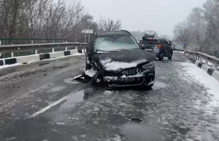 В Иловлинском районе сегодня, 4 ноября, в ДТП погиб человек, еще один пострадал. Авария со смертельным исходом произошла около 9-40 ч. на автодороге «Иловля-Ольховка-Камышин».   - Столкнулись автомобили Mercedes и BMW, - пояснили в главке. - В результате ДТП водитель Mercedes с травмами доставлен в больницу, его пассажир от полученных травм скончался.   Видео ГУ МВД по Волгоградской области - на сайте