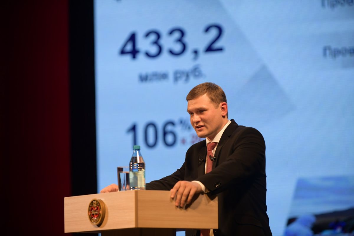 Падение налоговых поступление от угля и алюминия нивелирует рост доходов по другим источникам — глава Хакасии Проблемы, вызванные санкциями в экспортно-ориентированных секторах экономики Хакасии, в том числе в угольной и алюминиевой промышленности, привели к существенному снижению налоговых поступлений за два кризисных года. Об этом заявил глава республики Валентин Коновалов КПРФ во время отчёта о работе правительства за 2024 год. «В 2024 году наши собственные доходы упали на 2% или полмиллиарда рублей к предыдущему году. А доходы по налогу на прибыль на 22% или 2 млрд рублей. В целом за два кризисных года — 2023 и 2024 — наш бюджет потерял почти 16,5 млрд собственных доходов. При этом падение поступлений по налогу на прибыль от предприятий угольной и алюминиевой промышленности оценивается почти в 23 млрд рублей», — отметил Коновалов. «В то же время, показатели, не связанные с кризисом в экспортно-ориентированных отраслях, и не испытывающие внешних природных негативных воздействий, как в сельском хозяйстве или выработке электроэнергии, демонстрируют стабильный рост», — подчеркнул губернатор. По остальным налоговым доходам наблюдается рост на 16,3% за 2024 год 28,4% по сравнению с 2022-м . В частности, рост поступлений по налогу на имущество организаций составил 15,8%. «Тем не менее доля налога на прибыль от угля и алюминия всё еще остается весьма высокой в доходной части нашего бюджета, а падение поступлений по этому налогу нивелирует рост доходов по иным источникам. И пока это наша реальность, вызов, над преодолением которого мы все работаем», —отметил Коновалов. Подписаться Прислать новость Помочь бустами