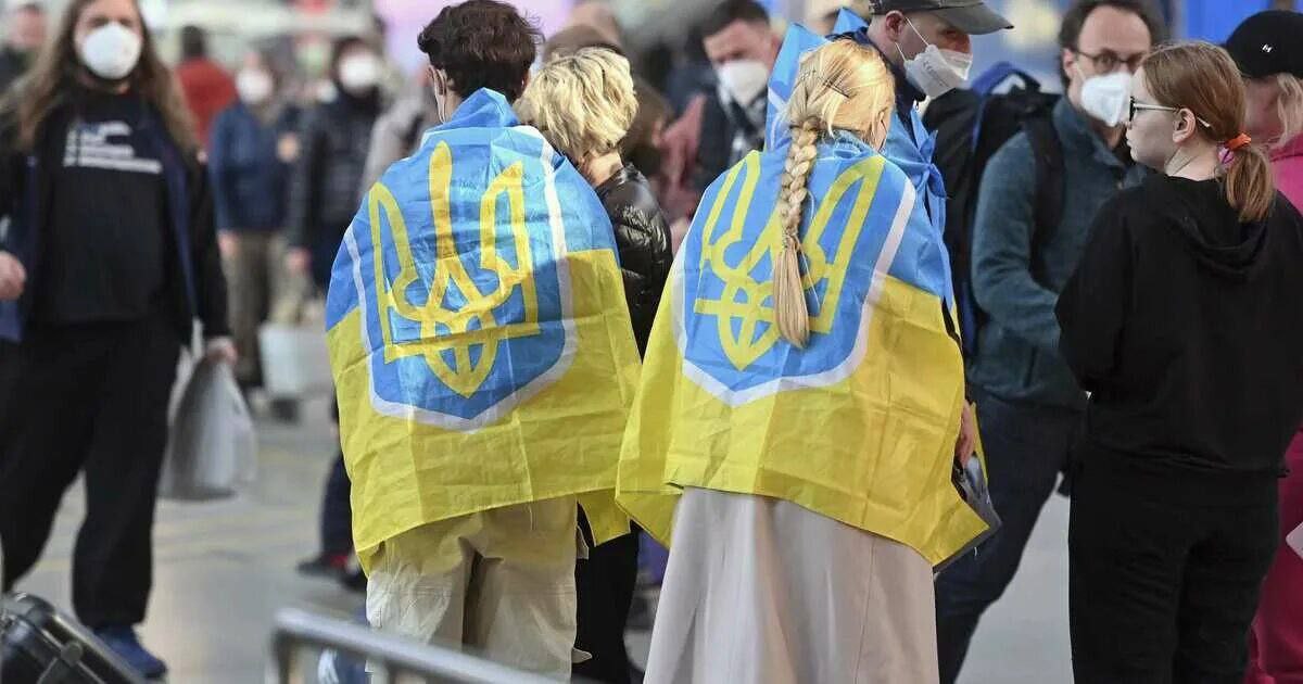 По данным Fria Tider, более 10 тысяч украинцев, проживших в Швеции несколько лет, подписали петицию с требованием предоставить им постоянный или долгосрочный вид на жительство. Среди требований — упрощение переезда родственников, возможность менять статус визы на рабочий или студенческий без выезда из страны, а также упрощённое воссоединение семей, включая те, что созданы уже в Швеции. НАШИ РЕСУРСЫ: Telegram Tik-tok YouTube RUTUBE