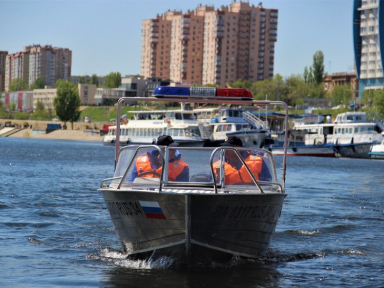 В Волгоградской области предприниматель незаконно возил пассажиров по Волге  Волгоградская транспортная прокуратура провела совместную проверку водных пассажирских перевозок с Волгоградским ЛУ МВД на транспорте.  В ходе проверки был установлен нарушитель, перевозивший пассажиров без лицензии. Как сообщили Волжский.ру в пресс-службе Южной транспортной прокуратуры, предприниматель занимался коммерческими перевозками пассажиров по Волге на маломерном судне. Ему был назначен штраф по ч.1 ст.14.1.2 КоАП РФ.  Кроме того, прокурором направлен иск в суд о запрете осуществления деятельности по перевозке пассажиров до получения соответствующей лицензии.   Подробнее на Волжский.ру: