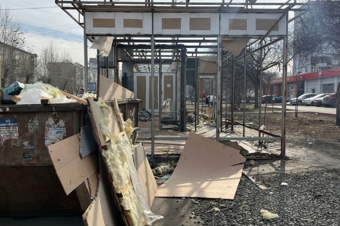 В Екатеринбурге снесут ещё сотни остановок До конца этого года в Екатеринбурге собираются убрать 318 остановок общественного транспорта. Об этом в ходе доклада на комиссии Гордумы по экономическому развитию рассказал глава департамента транспорта мэрии Игорь Ощепков. — До конца 2025-го года планируется вынести 318 остановочных навесов. В 2025 году планируется установка порядка 75-ти новых остановочных навесов, — цитирует Ura.Ru Ощепкова. По его словам, на обустройство каждой остановки необходимо 1,4 миллиона рублей. В эту стоимость входит изготовление навеса, его установка, а также благоустройство территории после выноса киосков это и бетонные блоки, и металлические конструкции . Всего в Екатеринбурге установлено 1500 остановок. Некоторые из них уже без навесов — после сноса киосков. Всего с 2017 по 2024 год в городе заменили 265 остановок.